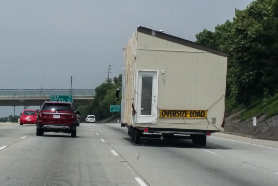 Haus auf dem Freeway nach Los Angeles