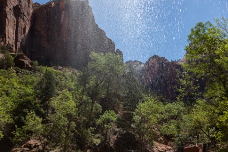 Wasserfall auf Weg zu Emerald Pools