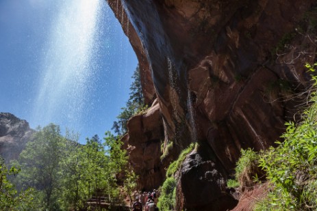 Wasserfall auf Weg zu Emerald Pools