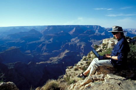 Elisabeth mit Laptop am Grand Canyon