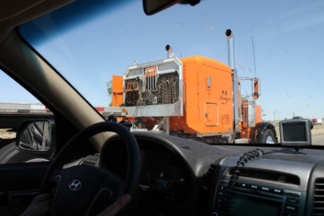 Truck überholt auf Freeway in Kalifornien