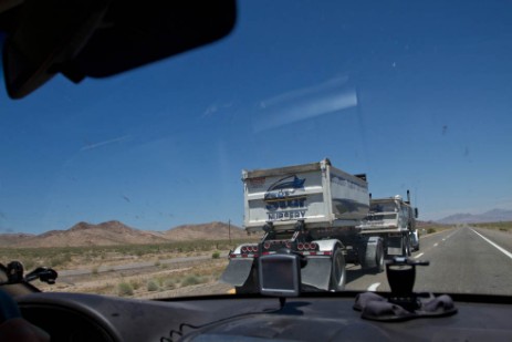 Truck überholt auf Freeway in Kalifornien