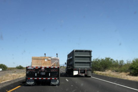 Truck überholt auf Freeway in Kalifornien